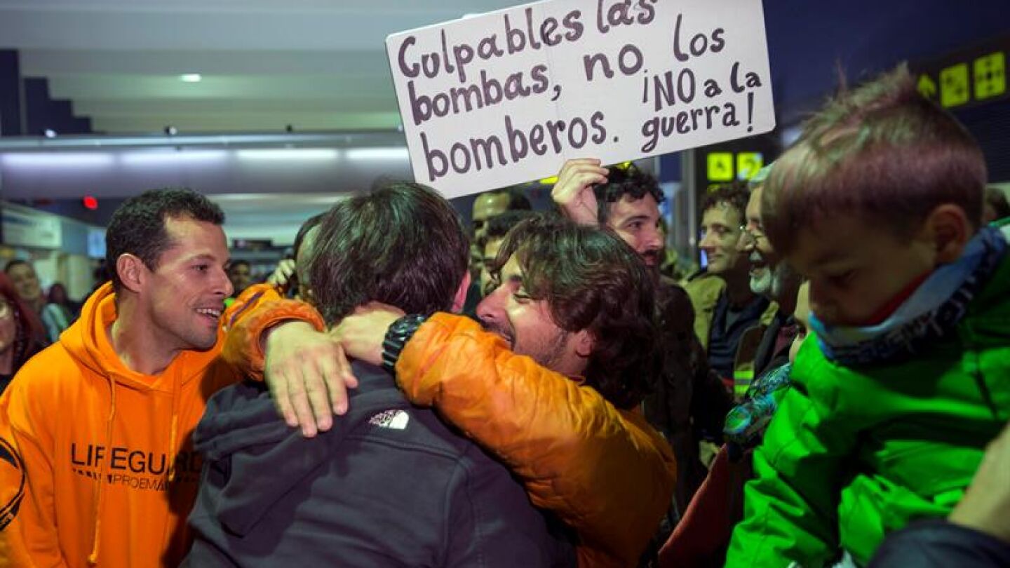 Los bomberos detenidos en Lesbos llegan a Espa&ntilde;a