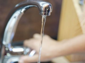 El agua de un grifo abierto en una vivienda El agua de un grifo abierto en una vivienda
