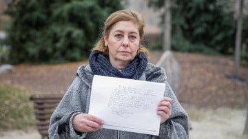 La madre de Diego con la carta que escribió su hijo