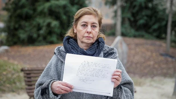 La madre de Diego con la carta que escribió su hijo