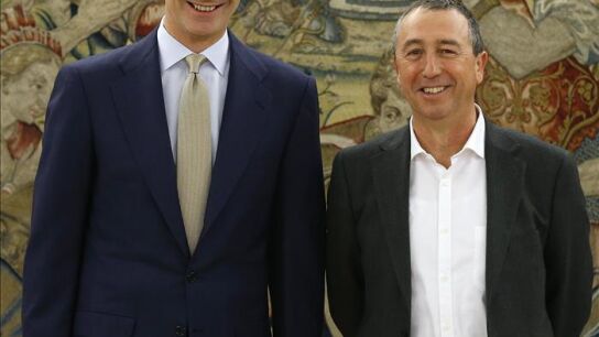 Baldov&iacute; bromea con el Rey antes de reunirse ambos en el cuarto d&iacute;a de consultas