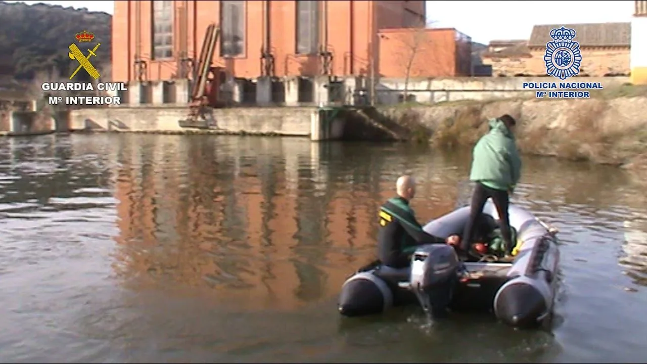 Imágen de la Guardia Civil buscando el cadáver Imágen de la Guardia Civil buscando el cadáver