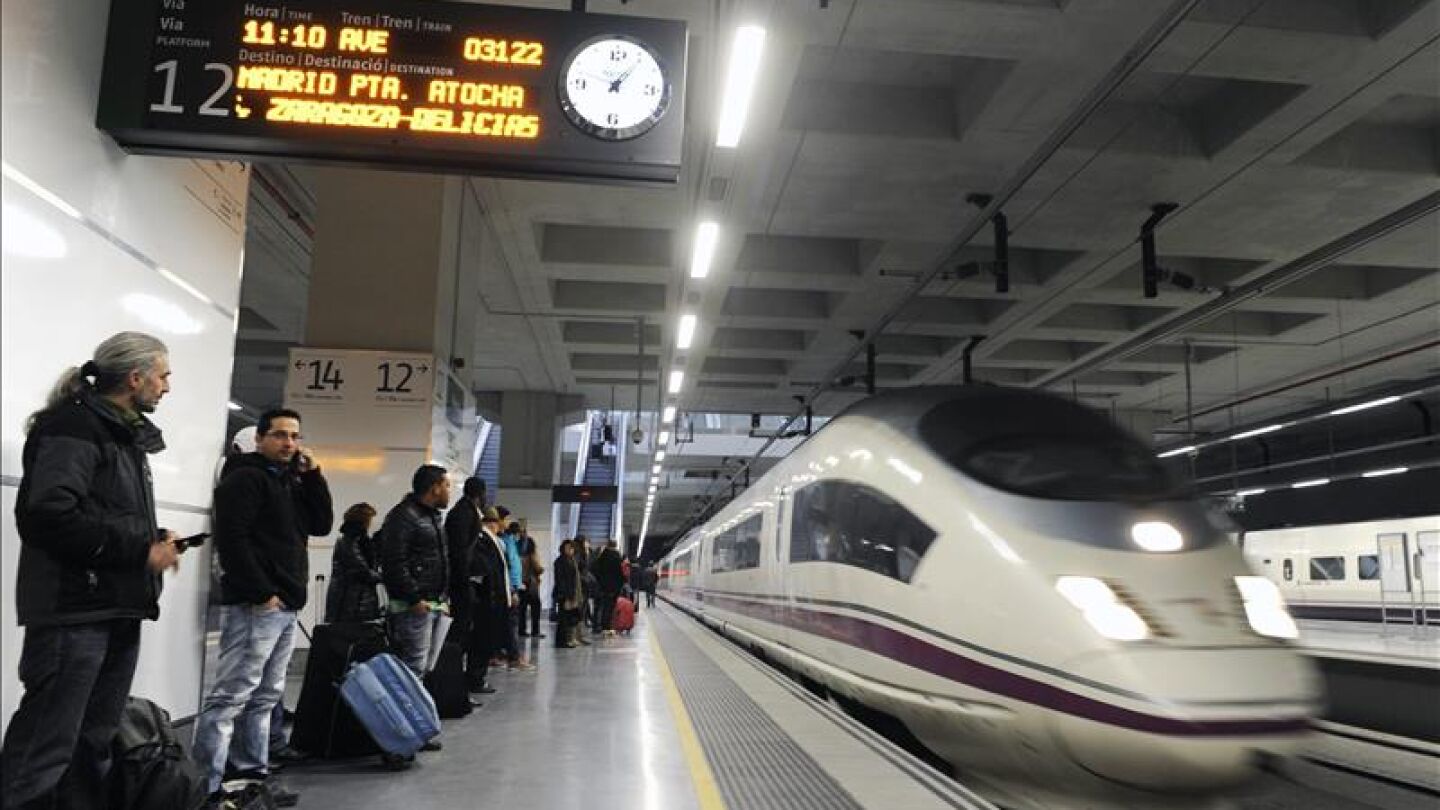 Vista de un tren AVE en la estaci&oacute;n de Girona