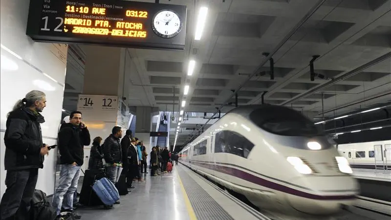 Vista de un tren AVE en la estación de Girona