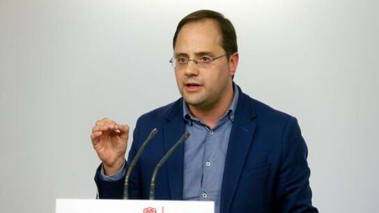 C&eacute;sar Luena habla ante los medios