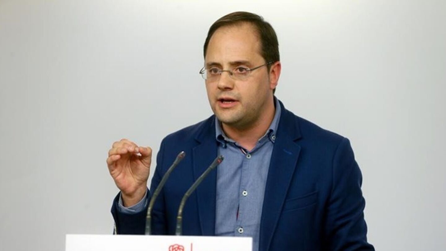 C&eacute;sar Luena habla ante los medios