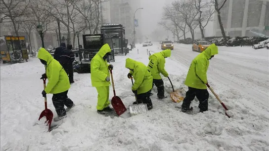 Trabajadores limpian con palas las aceras cerca de Lincoln Center, Nueva York Trabajadores limpian con palas las aceras cerca de Lincoln Center, Nueva York