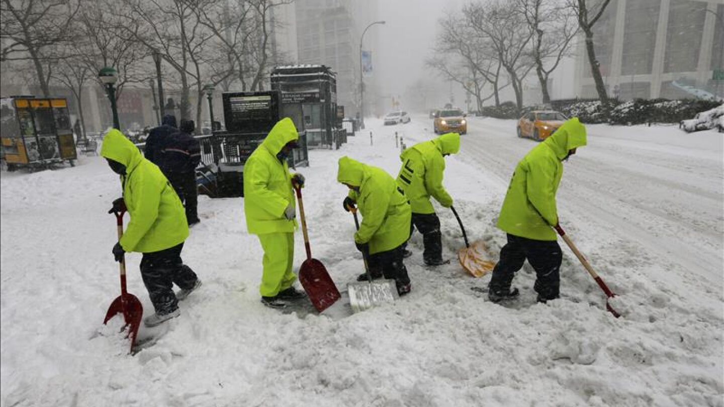 Trabajadores limpian con palas las aceras cerca de Lincoln Center, Nueva York