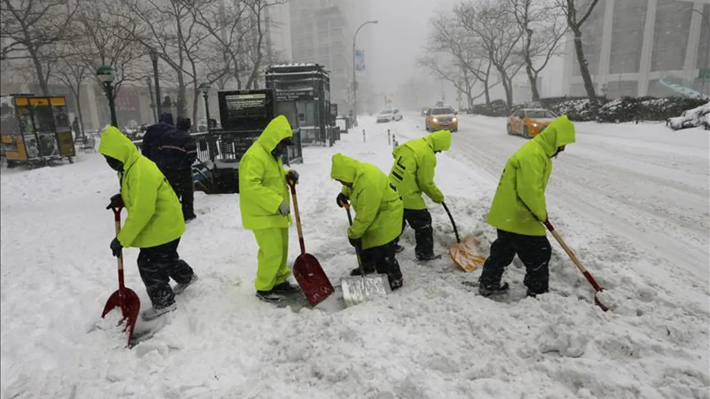 Trabajadores limpian con palas las aceras cerca de Lincoln Center, Nueva York Trabajadores limpian con palas las aceras cerca de Lincoln Center, Nueva York
