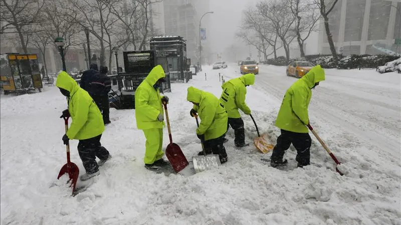 Trabajadores limpian con palas las aceras cerca de Lincoln Center, Nueva York Trabajadores limpian con palas las aceras cerca de Lincoln Center, Nueva York