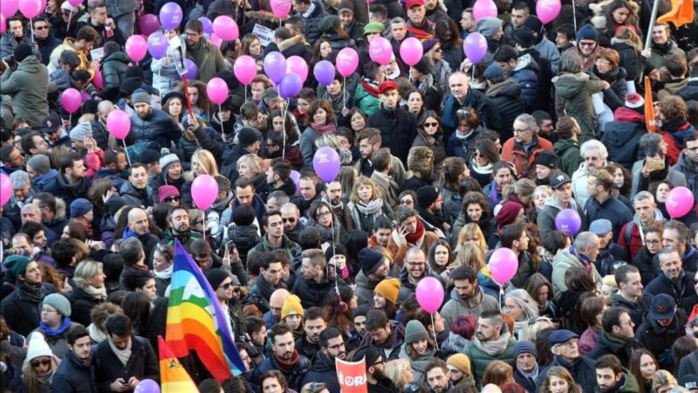 Movilizaci&oacute;n en contra de la discriminaci&oacute;n de las personas LGBT en Piazza dell Scala, en Mil&aacute;n