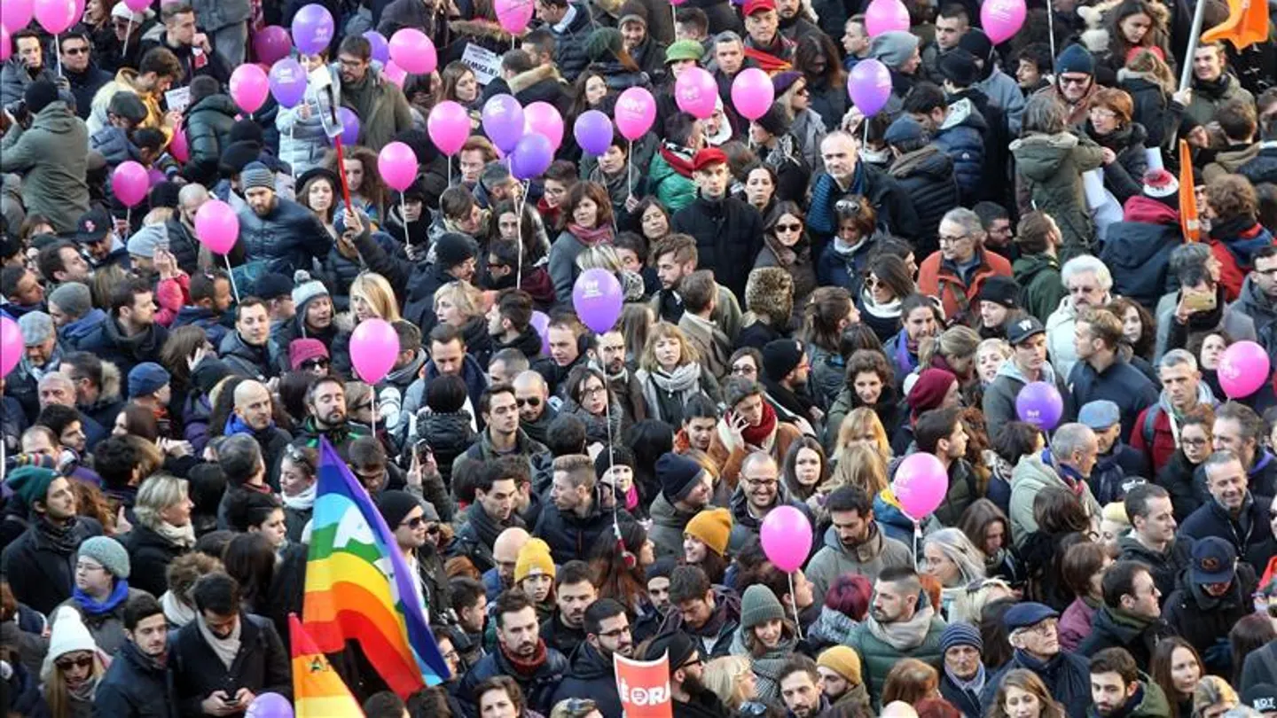 Movilización en contra de la discriminación de las personas LGBT en Piazza dell Scala, en Milán Movilización en contra de la discriminación de las personas LGBT en Piazza dell Scala, en Milán