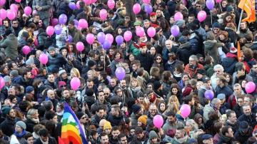 Movilización en contra de la discriminación de las personas LGBT en Piazza dell Scala, en Milán
