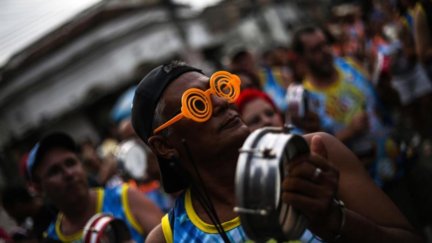 Centenares de personas participan del desfile de blocos (comparsas) en el Carnaval de R&iacute;o