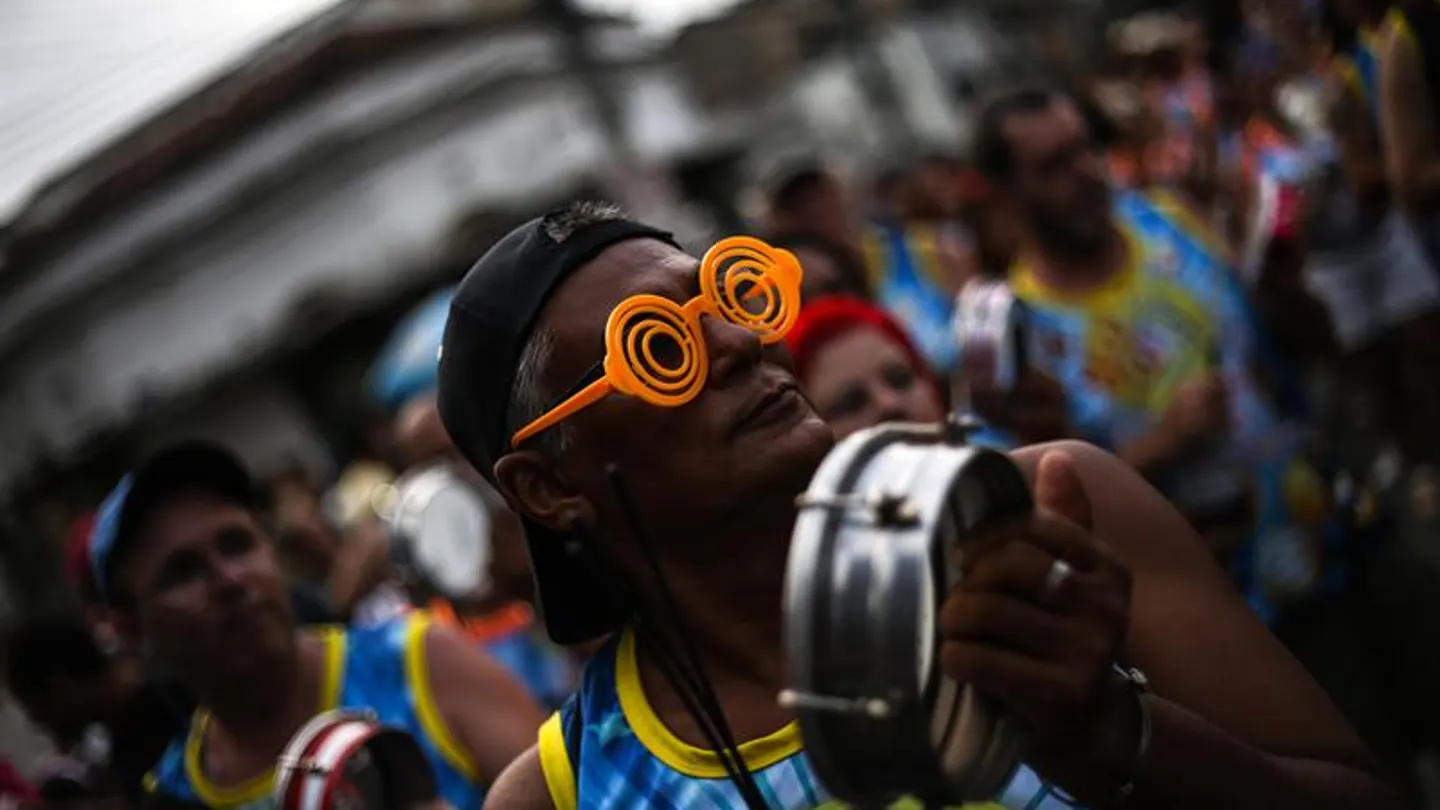 Centenares de personas participan del desfile de blocos (comparsas) en el Carnaval de Río Centenares de personas participan del desfile de blocos (comparsas) en el Carnaval de Río