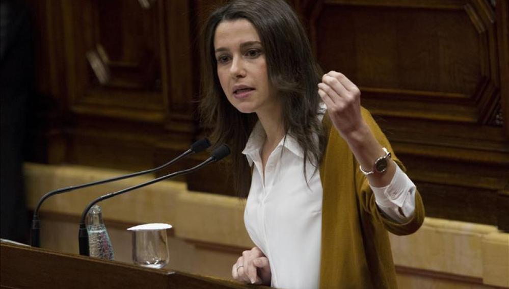 Inés Arrimadas: "Los ciudadanos lo que necesitan son más servicios y no ministerios de plurinacionalidad"