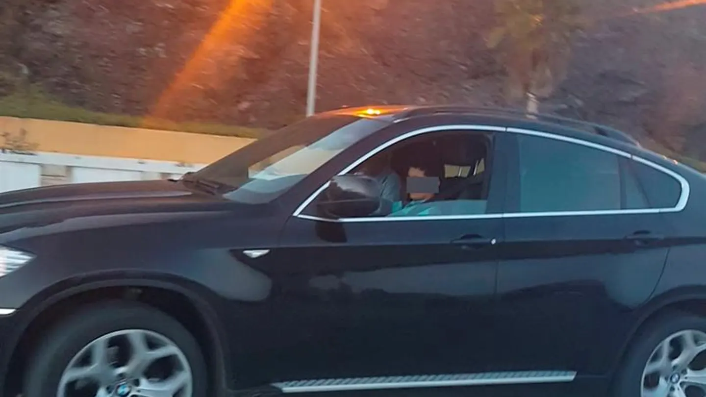 Un menor de 10 años conduce un vehiculo Un menor de 10 años conduce un vehiculo