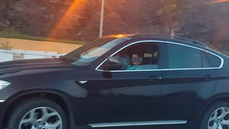 Un menor de 10 años conduce un vehiculo Un menor de 10 años conduce un vehiculo