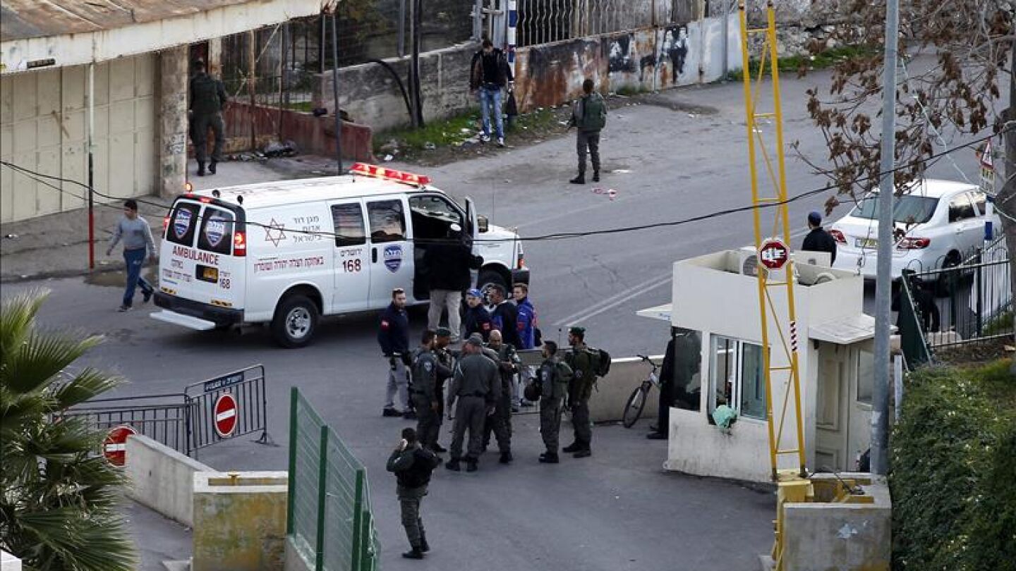 La polic&iacute;a israel&iacute; hace guardia junto a una ambulancia en el lugar de un suceso