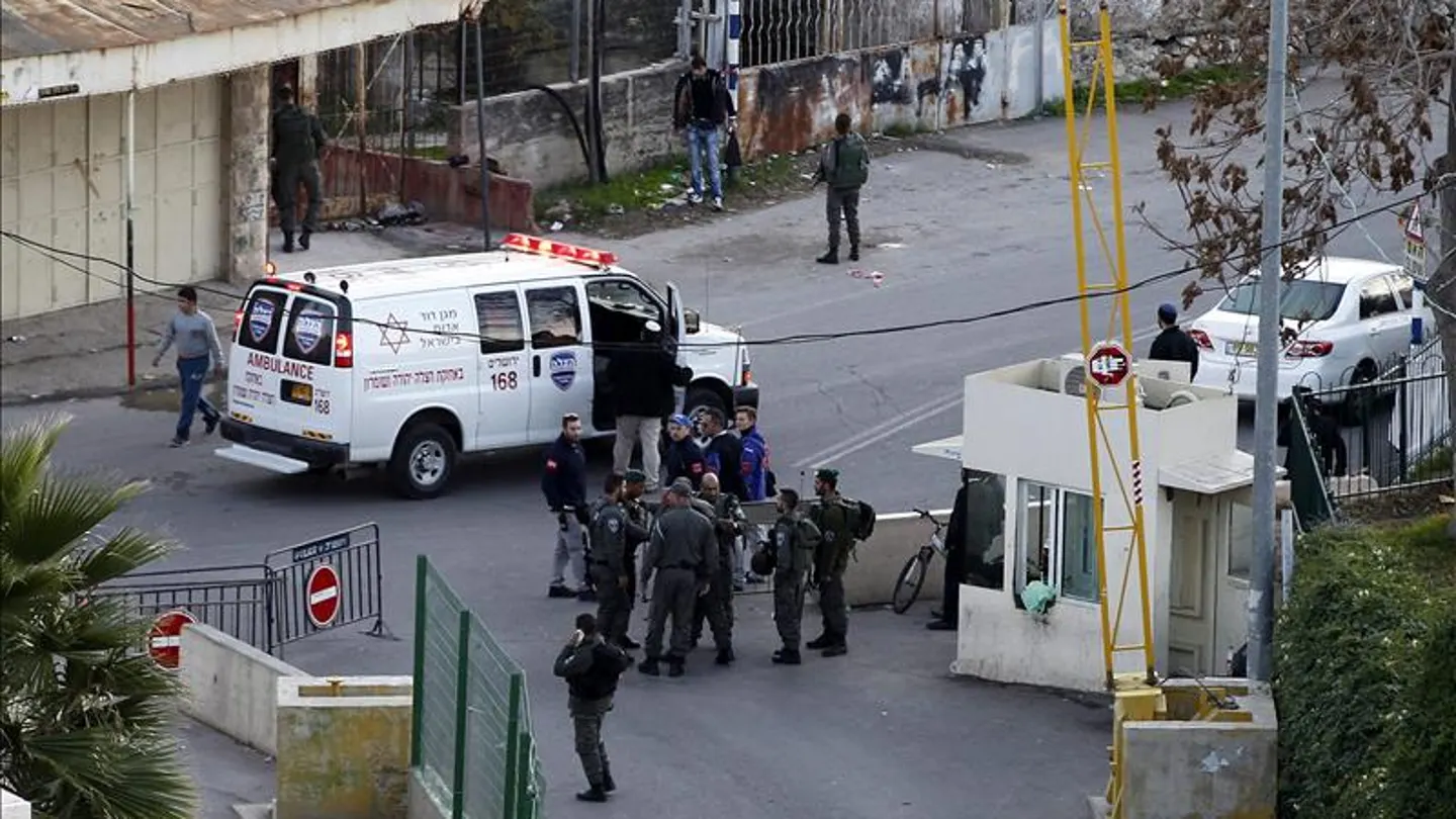La policía israelí hace guardia junto a una ambulancia en el lugar de un suceso La policía israelí hace guardia junto a una ambulancia en el lugar de un suceso