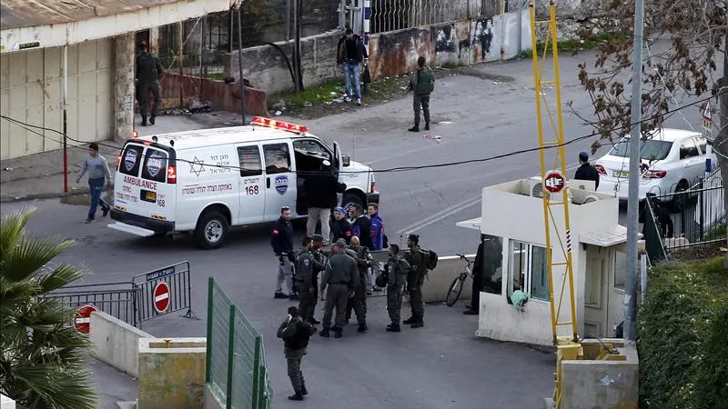 La policía israelí hace guardia junto a una ambulancia en el lugar de un suceso La policía israelí hace guardia junto a una ambulancia en el lugar de un suceso