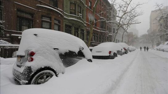 Coches tapados por la nieve en Estados Unidos