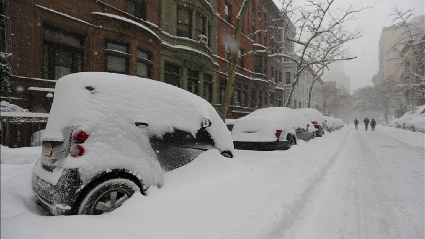 Coches tapados por la nieve en Estados Unidos