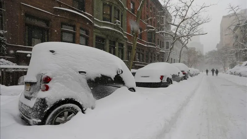 Coches tapados por la nieve en Estados Unidos