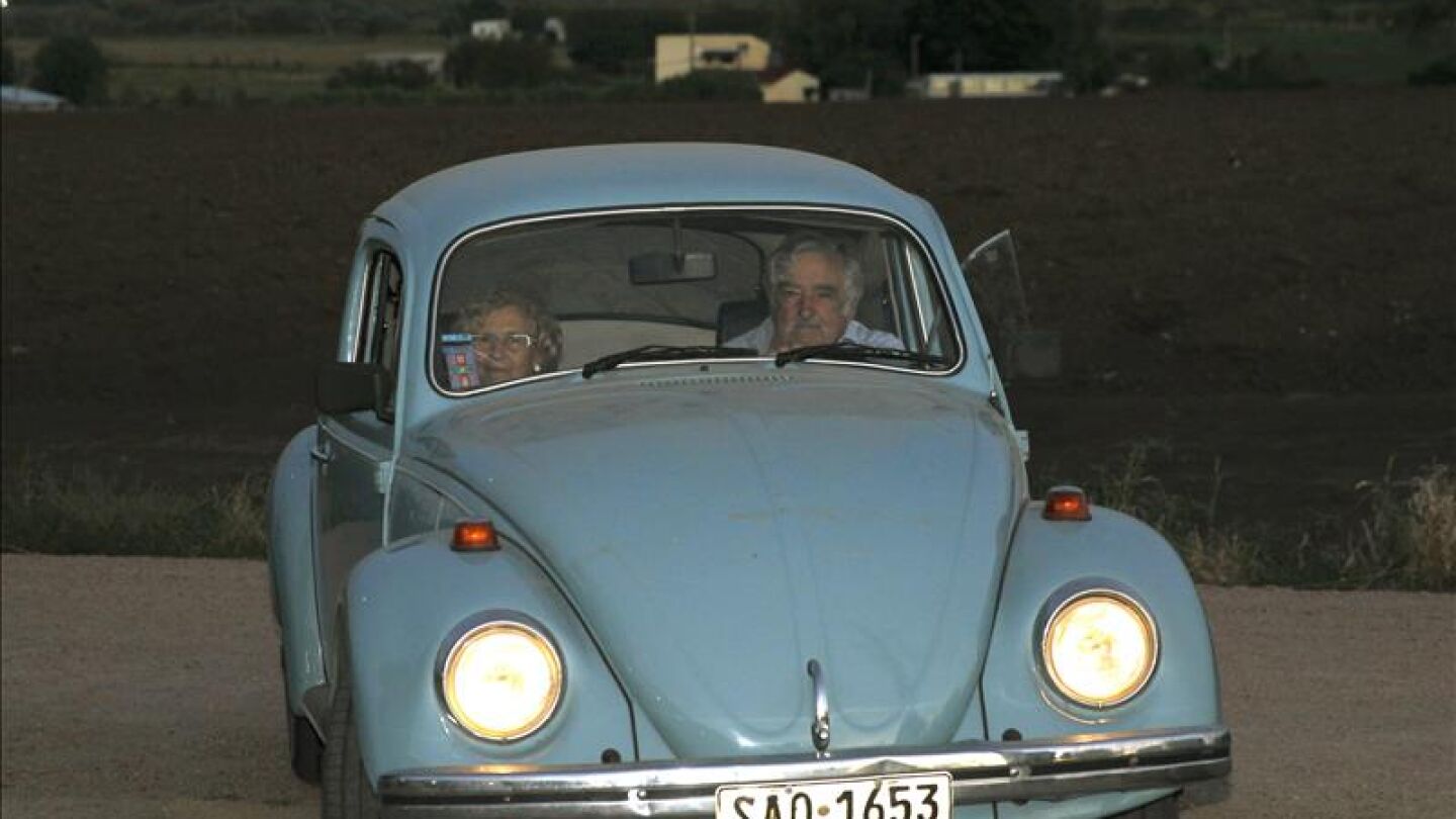 Manuela Carmena y Mujica llegan en escarabajo a una recepci&oacute;n en Montevideo