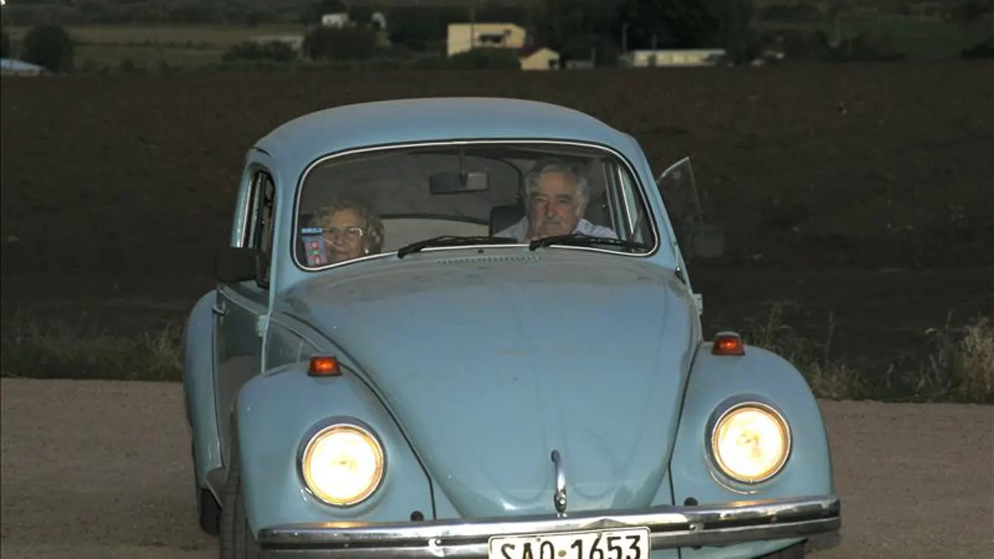 Manuela Carmena y Mujica llegan en escarabajo a una recepción en Montevideo Manuela Carmena y Mujica llegan en escarabajo a una recepción en Montevideo