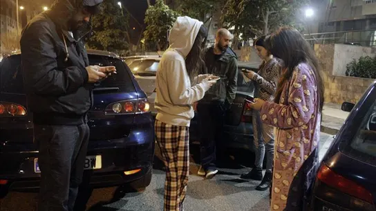 Un grupo de personas en la calle esta madrugada tras el terremoto Un grupo de personas en la calle esta madrugada tras el terremoto