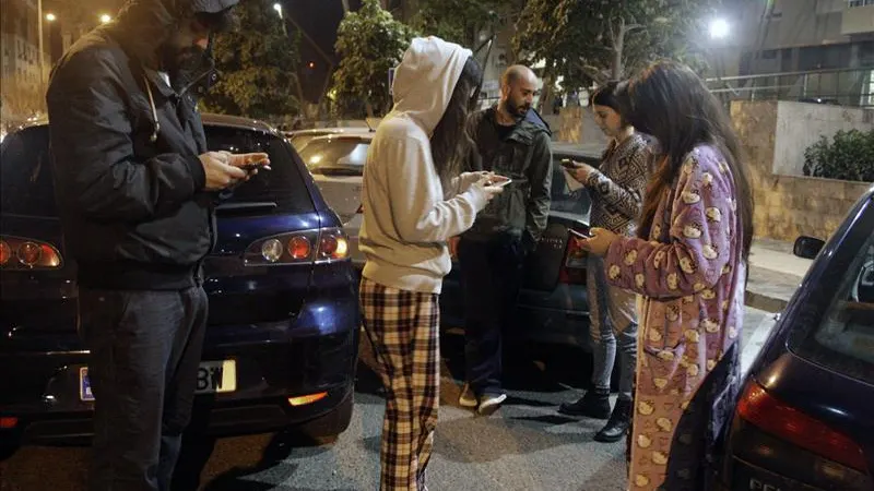 Un grupo de personas en la calle esta madrugada tras el terremoto Un grupo de personas en la calle esta madrugada tras el terremoto