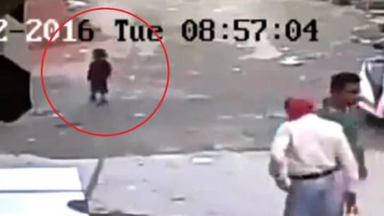 Una niña antes de caer al suelo Una niña antes de caer al suelo