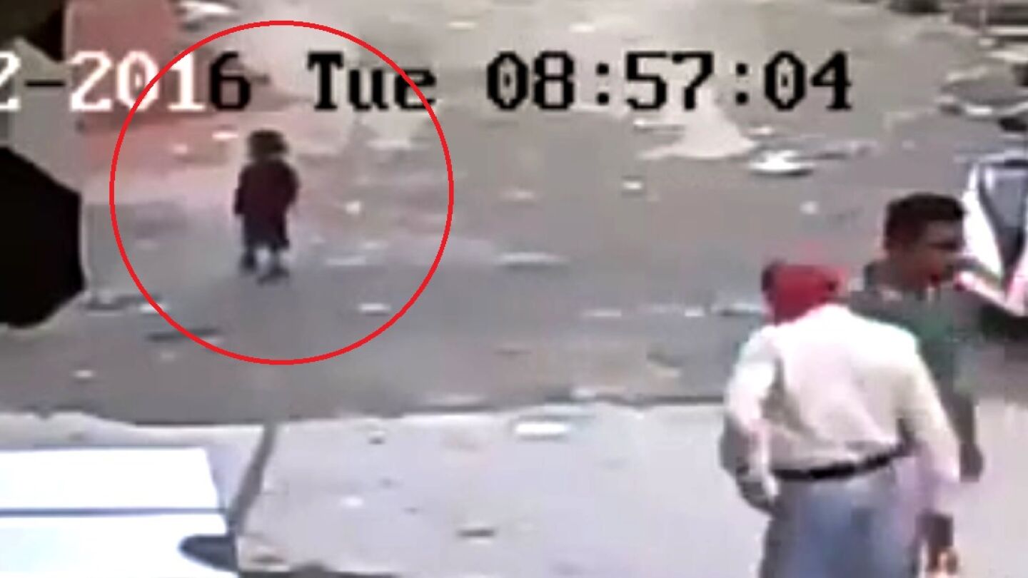 Una ni&ntilde;a antes de caer al suelo