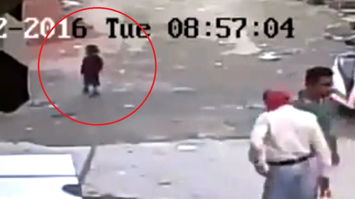 Una niña antes de caer al suelo Una niña antes de caer al suelo