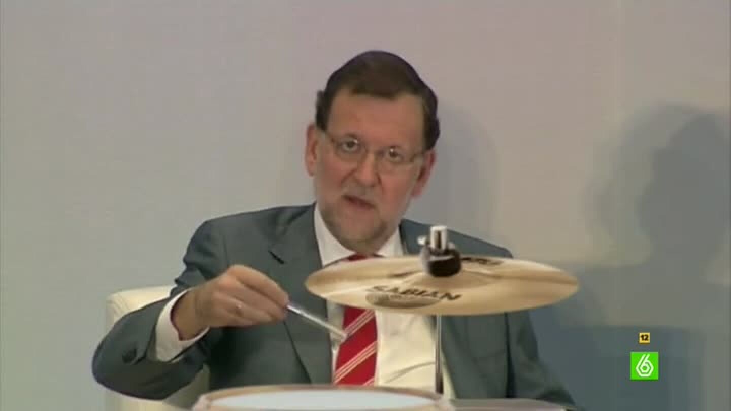 Mariano Rajoy ampl&iacute;a horizontes tocando la bater&iacute;a