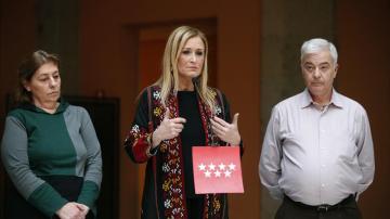 Los padres de Diego junto a la presidenta de la Comunidad de Madrid, Cristina Cifuentes