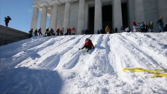 Una persona monta en trineo durante la tormenta Jonas Una persona monta en trineo durante la tormenta Jonas