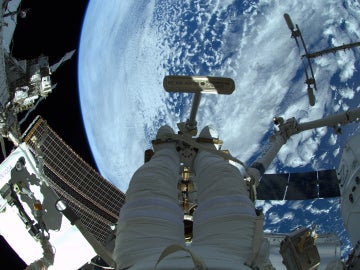 Astronauta asomado a la Estación Espacial internacional