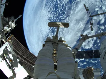 Astronauta asomado a la Estación Espacial internacional Astronauta asomado a la Estación Espacial internacional