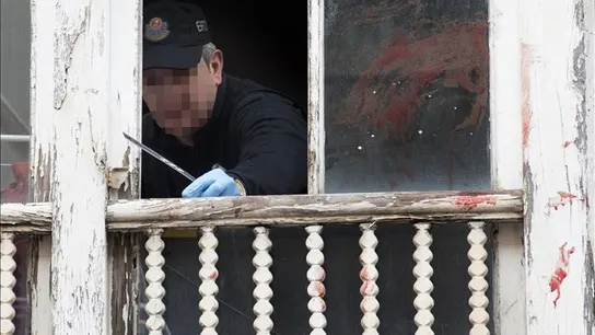 La Policía analiza la ventana desde la que fue arrojada una bebé en Vitoria La Policía analiza la ventana desde la que fue arrojada una bebé en Vitoria