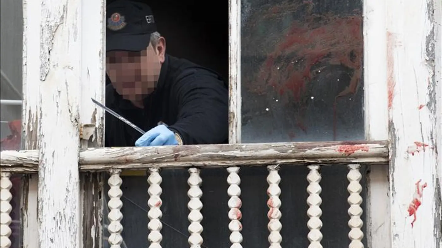 La Policía analiza la ventana desde la que fue arrojada una bebé en Vitoria La Policía analiza la ventana desde la que fue arrojada una bebé en Vitoria