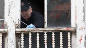 La Policía analiza la ventana desde la que fue arrojada una bebé en Vitoria