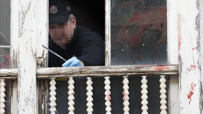 La Policía analiza la ventana desde la que fue arrojada una bebé en Vitoria La Policía analiza la ventana desde la que fue arrojada una bebé en Vitoria