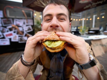 Zombie comiendo hamburguesa
