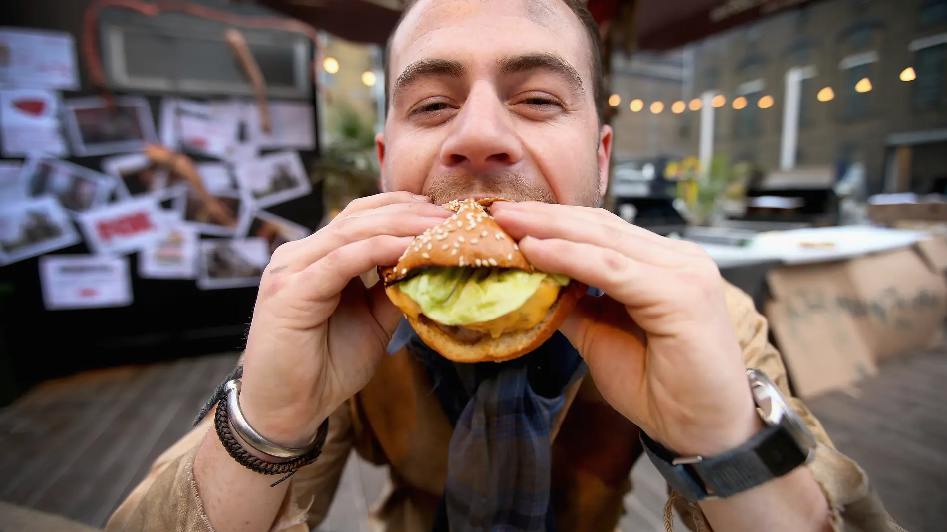 Zombie comiendo hamburguesa