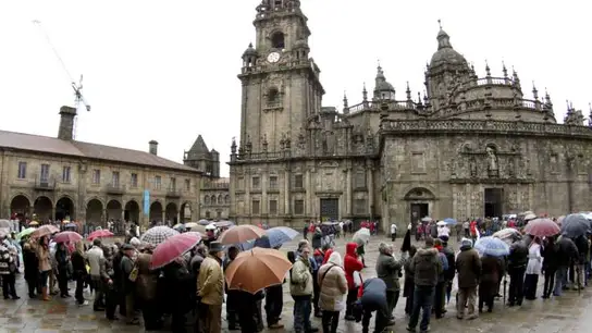 Centenares de personas frente a la catedral de Santiago Centenares de personas frente a la catedral de Santiago