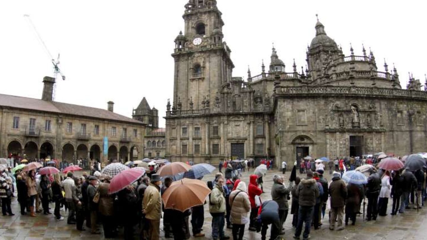 Centenares de personas frente a la catedral de Santiago