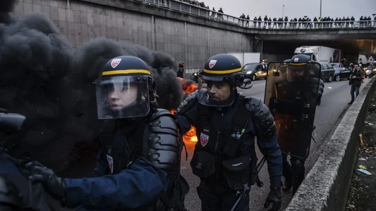 Policías antidisturbios se enfrentan a taxistas galos Policías antidisturbios se enfrentan a taxistas galos