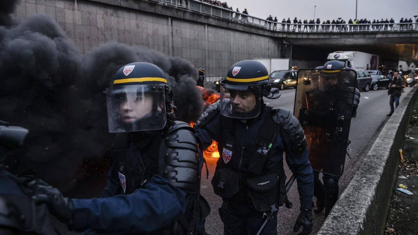 Polic&iacute;as antidisturbios se enfrentan a taxistas galos